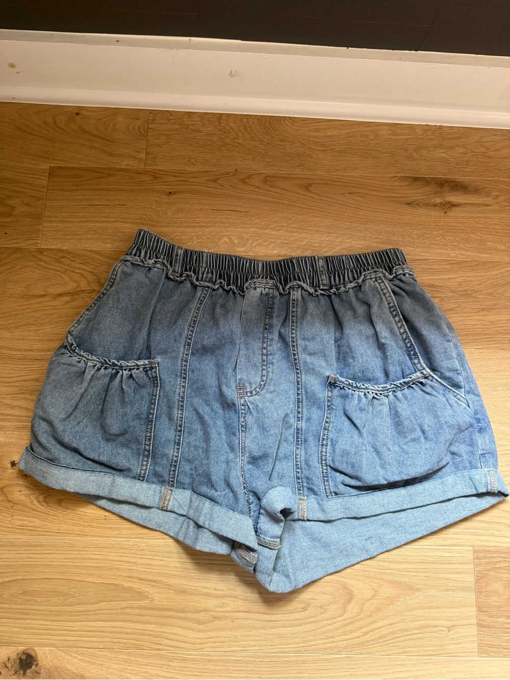 Elastic-Waist Light Blue Denim Shorts with Front Pockets